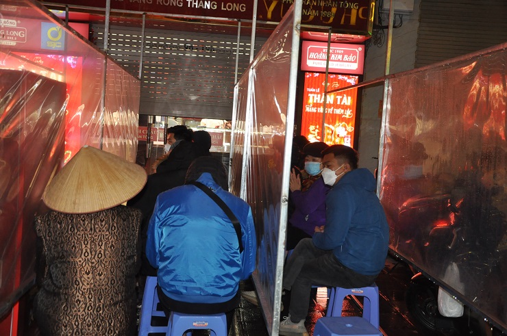 Mới khoảng 5 giờ sáng, khi hầu hết các cửa hàng còn chưa mở cửa thì trước các cửa hàng lớn trên phố Trần Nhân Tông (Hà Nội), hàng trăm người đã đến xếp hàng để mua vàng cầu may ngày vía Thần Tài -mùng 10 tháng Giêng.