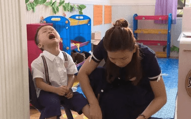 TQ: Nữ giáo viên mầm non choáng khi thấy thứ này rơi ra từ quần của học sinh - 1