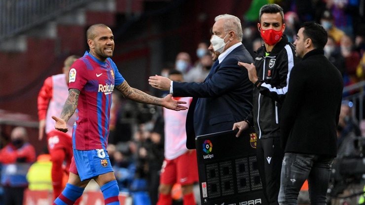 Dani Alves bị đuổi khỏi trận trong trận Barca thắng Atletico