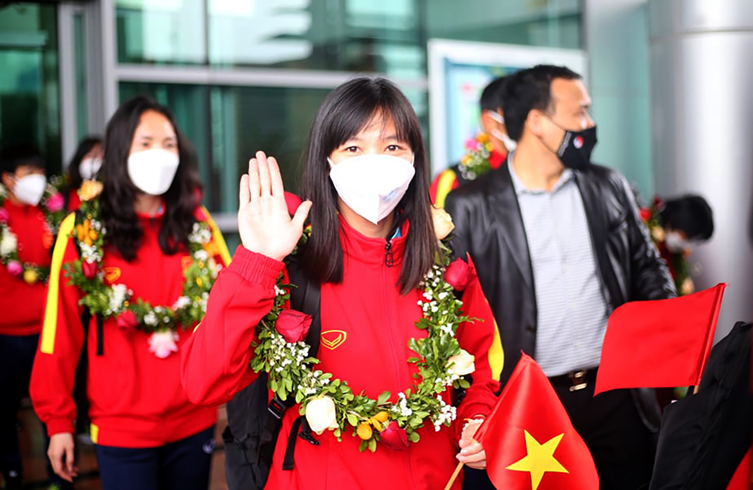 Tuyển thủ nữ Việt Nam tươi rói trong ngày về nước sau kỳ tích giành vé dự World Cup 2023 - 4