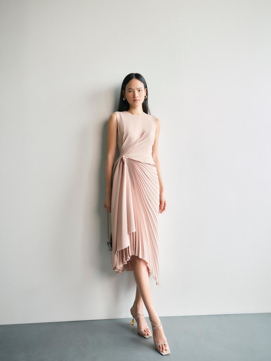 Sau quãng thời gian dài hoạt động ở Singapore, người mẫu Tuyết Lan đánh dấu sự trở lại làng mốt trong nước với bộ sưu tập của NTK Lê Thanh Hòa.
