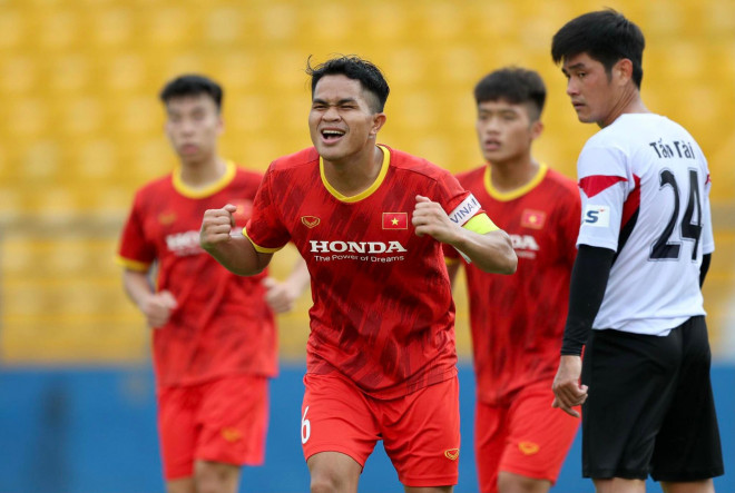 Dụng Quang Nho lập "cú đúp" ở trận U23 Việt Nam thắng Long An 4-1, trong đó có 1 siêu phẩm sút xa từ khoảng cách 30 mét