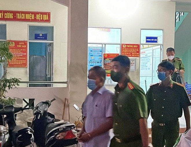 Cảnh sát còng tay di lý ông Hồ Lâm. Ảnh PĐ
