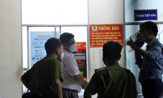 Bắt giam ông Ngô Hiếu Toàn. Ảnh PĐ