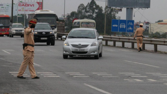 CSGT yêu cầu một xe chạy quá tốc độ vào chốt kiểm tra trên đường Võ Văn Kiệt hướng đi sân bay Nội Bài