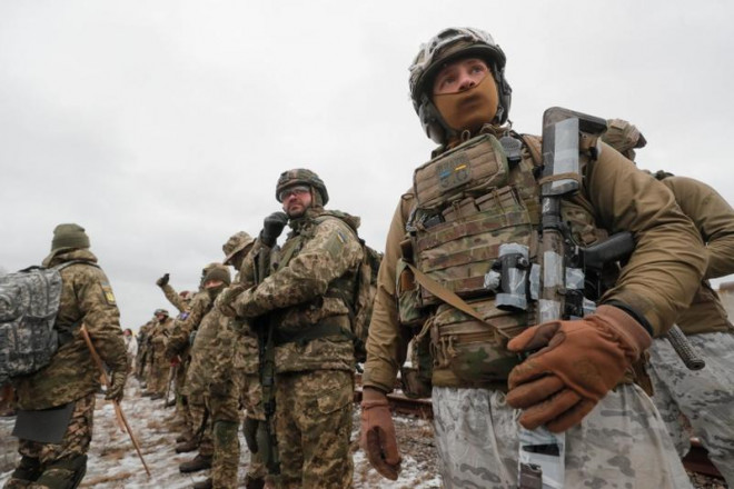 Lực lượng dự bị Ukraine tham gia một cuộc tập trận gần Kiev ngày 29-1. Ảnh: EPA