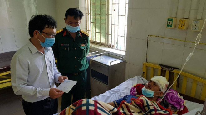 Đại diện Ban ATGT tỉnh Gia Lai đến thăm nạn nhân đang điều trị ở Bệnh viện Quân y 211