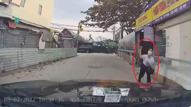 Công an xác minh clip &#34;nữ công an ném đá trúng xe Mercedes GLC 200&#34; - 1