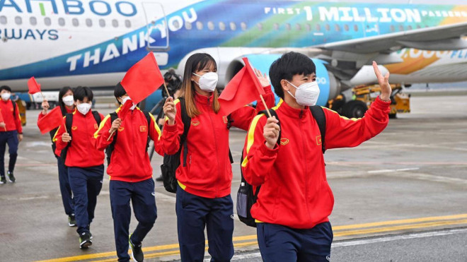 Đội tuyển nữ Việt Nam lần đầu được đón bằng chuyên cơ sau chiến tích lịch sử. Ảnh: VFF
