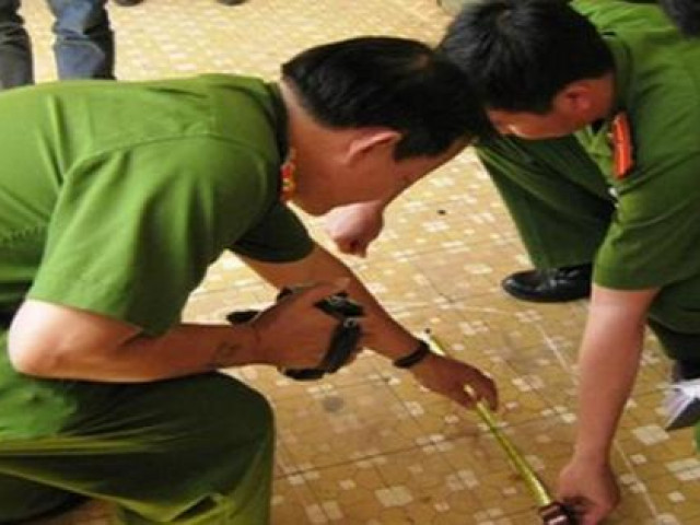 Tin tức trong ngày - Phát hiện bé trai 10 tuổi tử vong trong tư thế quỳ gối ở cầu thang