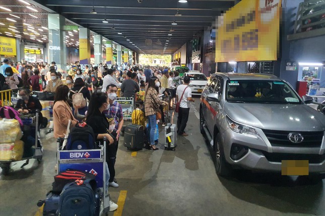 Hành khách phải trả tiền cao gấp nhiều lần ngày thường để đón xe tại sân bay Tân Sơn Nhất những ngày sau Tết