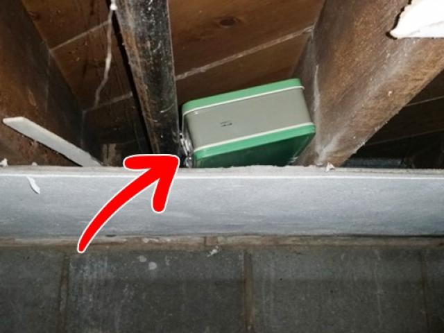 Kinh doanh - Dọn dẹp tầng hầm, tình cờ phát hiện số tiền mặt lớn trong chiếc vali