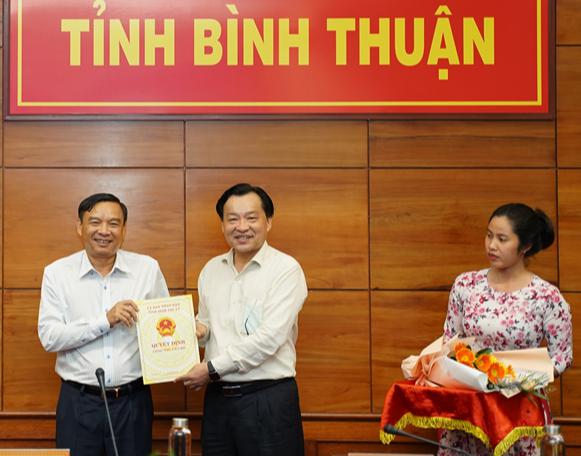Ông Nguyễn Ngọc Hai (giữa) trao quyết định nghỉ hưu cho ông Lương Văn Hải vào sáng 2/10/2020.