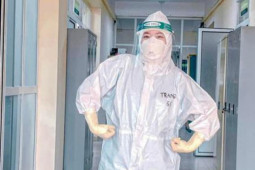 Cộng đồng mạng thích thú với điệu nhảy ngẫu hứng của nữ y tá trong thang máy