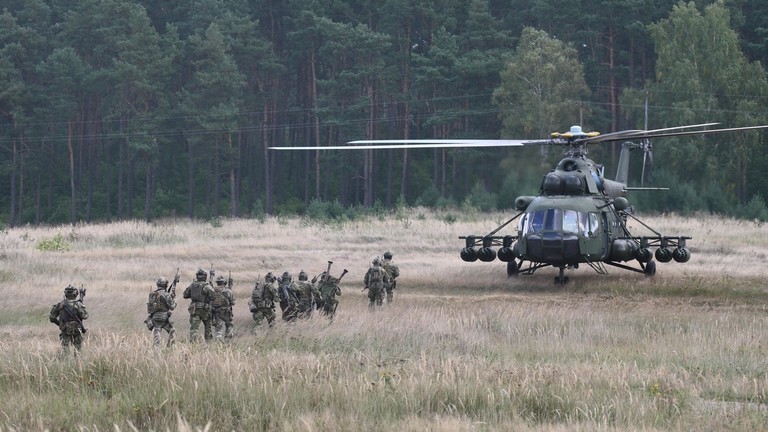 Binh sĩ NATO tham gia tập trận ở Ba Lan.