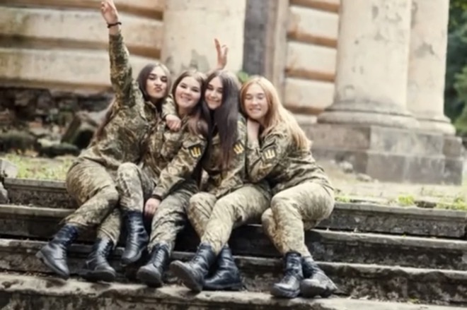 Các nữ binh sí Ukraine.