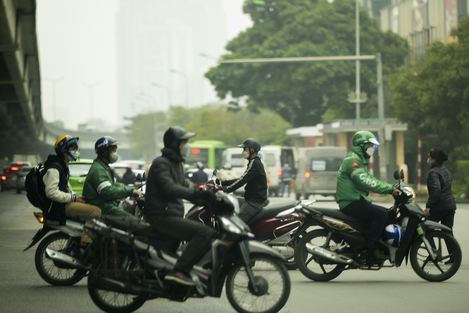 Hà Nội: Xe ôm công nghệ hoạt động nhộn nhịp sau 6 tháng tạm dừng - 11