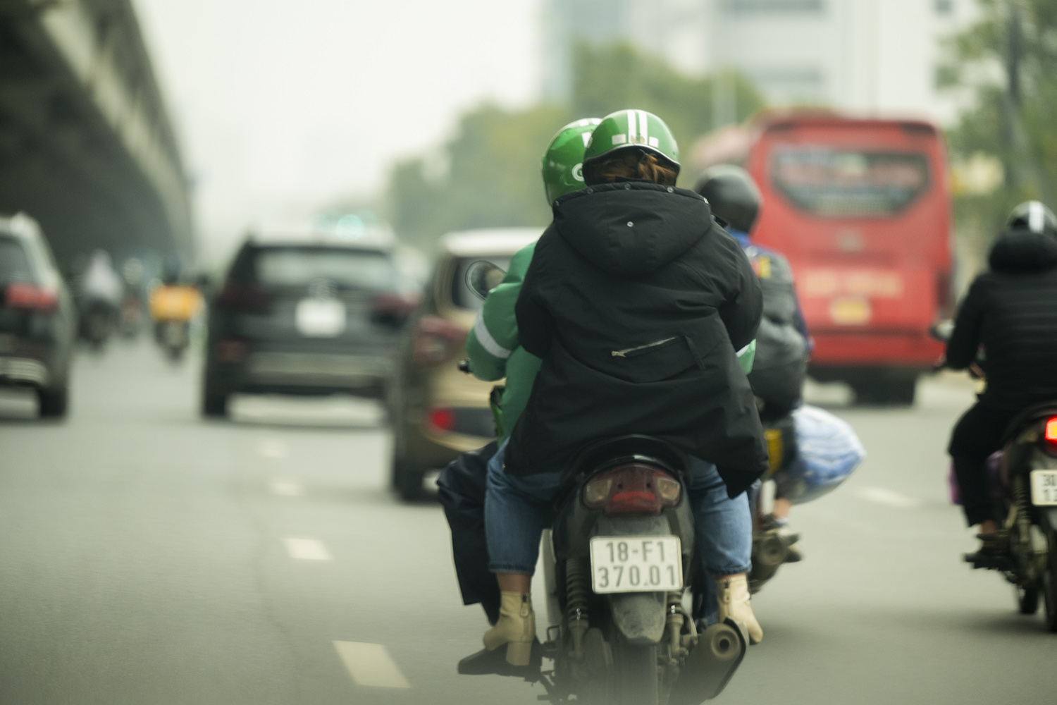 Hình ảnh những người mặc áo chạy xe ôm công nghệ xuất hiện dày đặc trên mọi khu phố Hà Nội sau 6 tháng tạm dừng. Đa số khách hàng ai cũng vui vì đây là dịch vụ mà họ sử dụng mỗi ngày để đi lại.