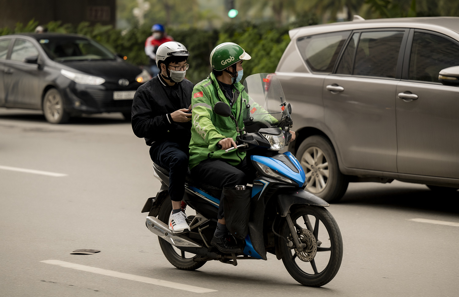 Theo quy định của UBND TP. Hà Nội, tài xế xe ôm công nghệ muốn hành nghề bắt buộc phải tiêm đủ 2 mũi vaccine. Phải có giấy xác nhận gửi lên hệ thống hoặc xác nhận của các ứng dụng điện tử chính thống. Ngoài ra, mỗi buổi sáng trước khi xuống phố, các tài xế đều phải khai báo y tế theo yêu cầu của từng ứng dụng, tuân thủ “thông điệp 5K” cùng các quy định hiện hành của UBND thành phố, Bộ Y tế.
