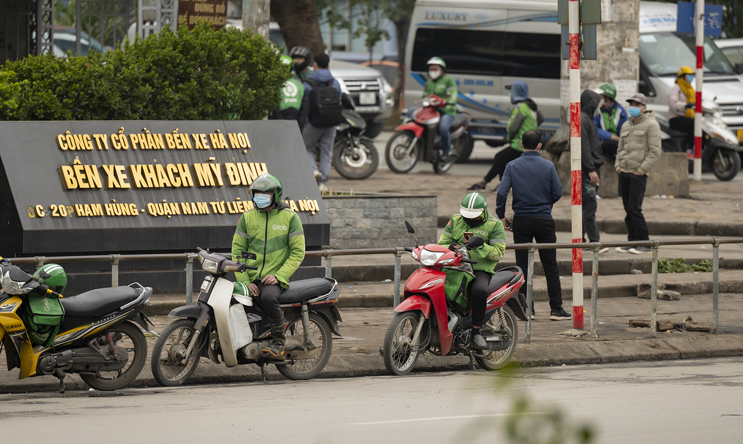 Hà Nội: Xe ôm công nghệ hoạt động nhộn nhịp sau 6 tháng tạm dừng - 3