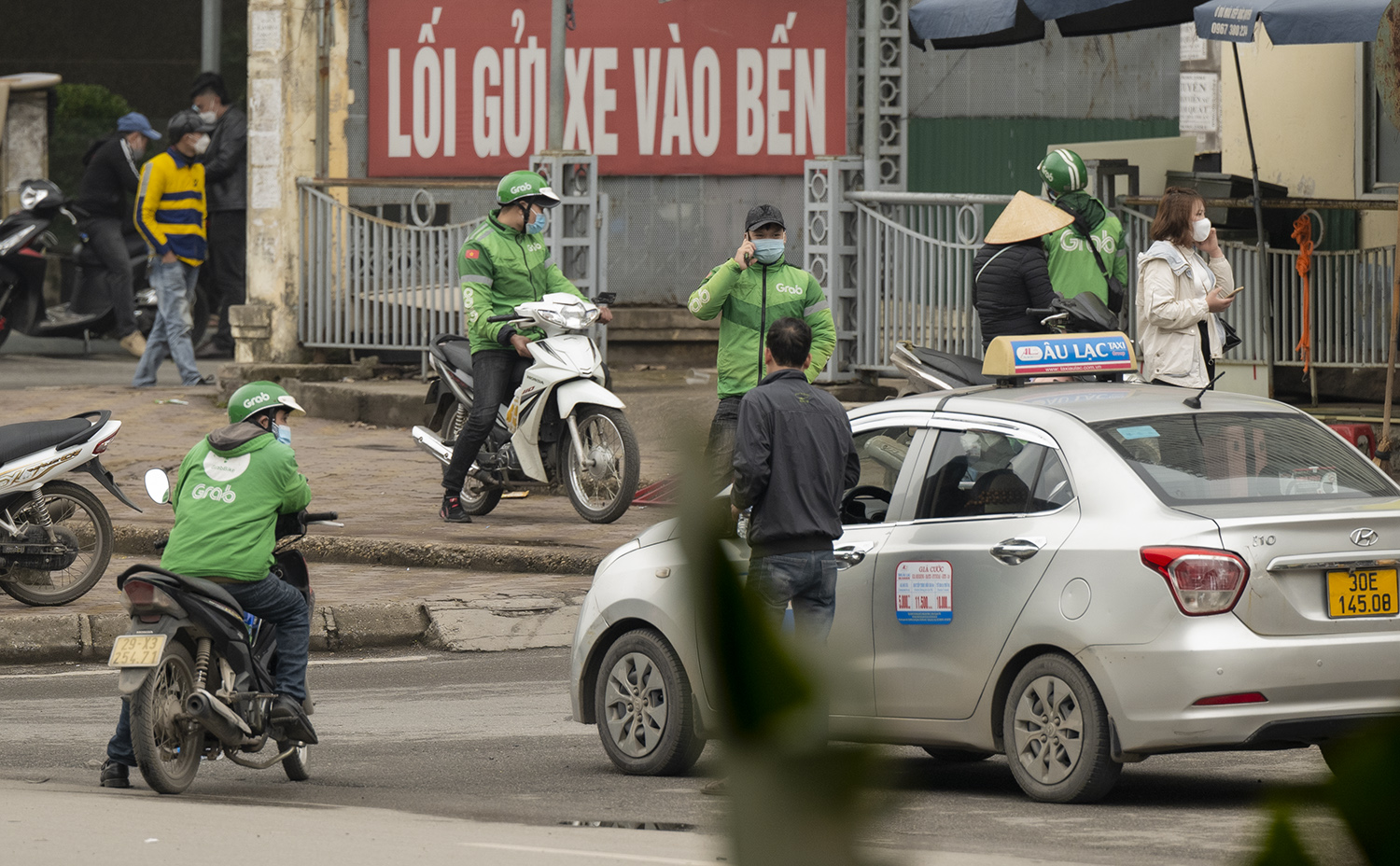 Taxi, xe ôm công nghệ tập trung khá nhiều tại các khu vực có nhu cầu đi lại cao như bến xe…