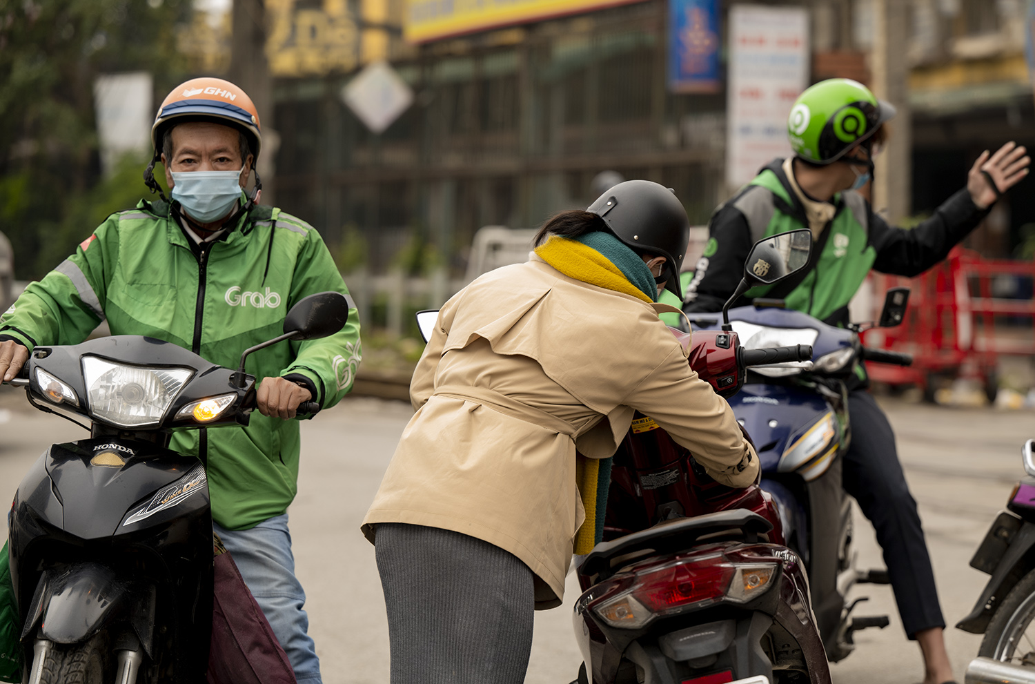 Hà Nội: Xe ôm công nghệ hoạt động nhộn nhịp sau 6 tháng tạm dừng - 9