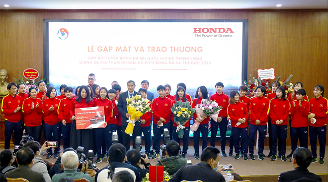 Honda Việt Nam tặng 2 ô tô HR-V và 23 SH Mode cho LĐBĐVN, HLV Trưởng và Đội tuyển nữ - 1