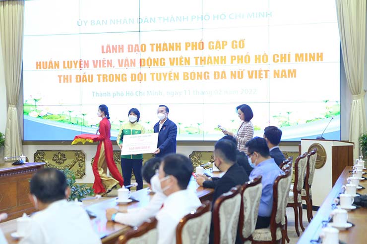 Các nữ tuyển thủ có mặt tại Ủy
ban nhân dân TP.HCM, gặp gỡ lãnh đạo thành phố và nhận các phần
thưởng giá trị từ UBND lẫn các nhà tài trợ