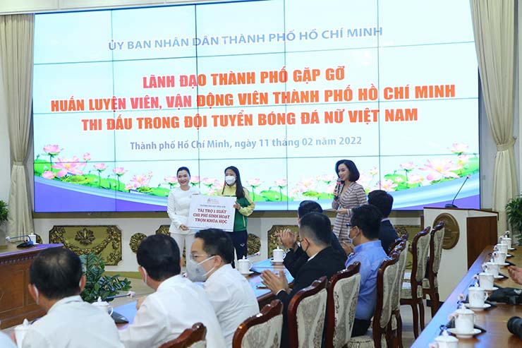 Các nhà
tài trợ thưởng bằng hiện vật và các suất học bổng trị giá 10 tỷ
đồng.