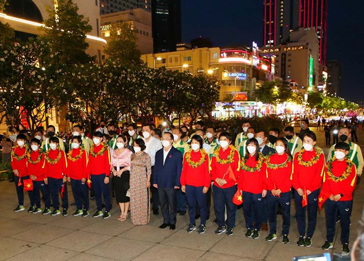 Đoàn dâng hoa báo công
với Chủ tịch Hồ Chí Minh