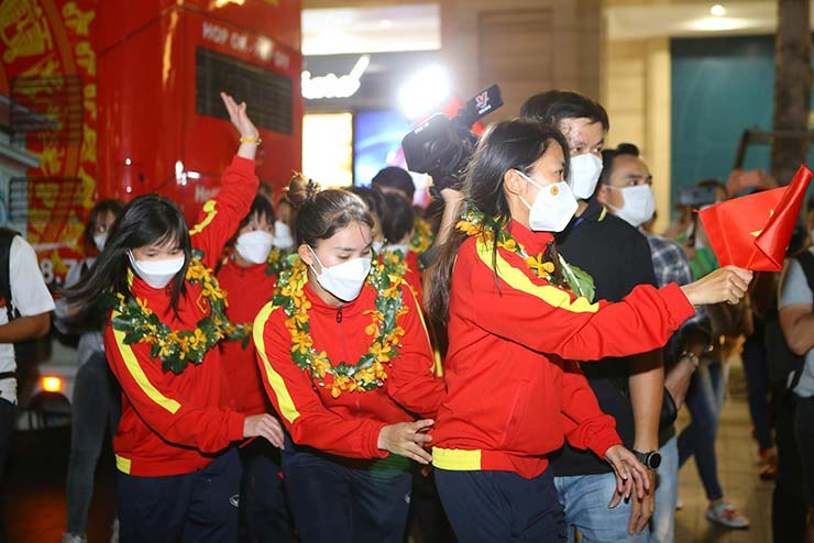 Xe dừng tại phố đi bộ Nguyễn Huệ để
kết thúc cuộc diễu hành