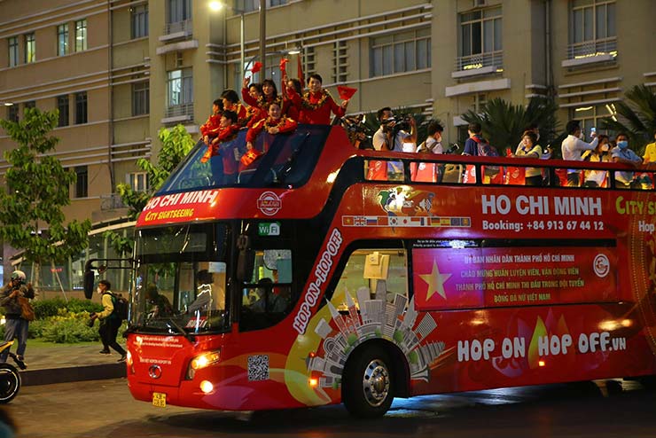 Người hùng ĐT nữ Việt Nam được chào đón hoành tráng chưa từng thấy ở TP.HCM - 5