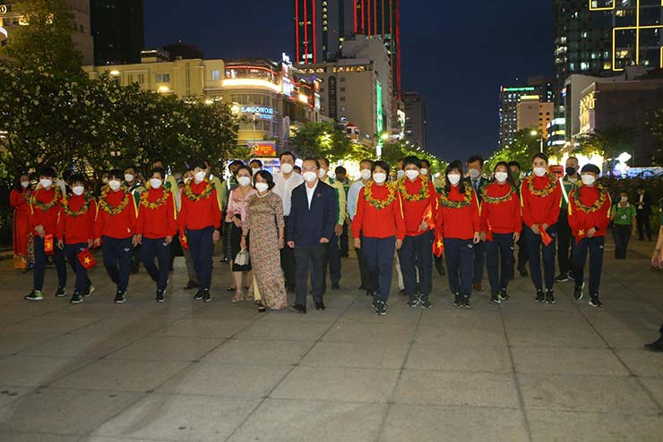 Đoàn HLV & cầu thủ nữ đội TP.HCM
tiến về khu vực Công viên Tượng đài Chủ tịch Hồ Chí Minh