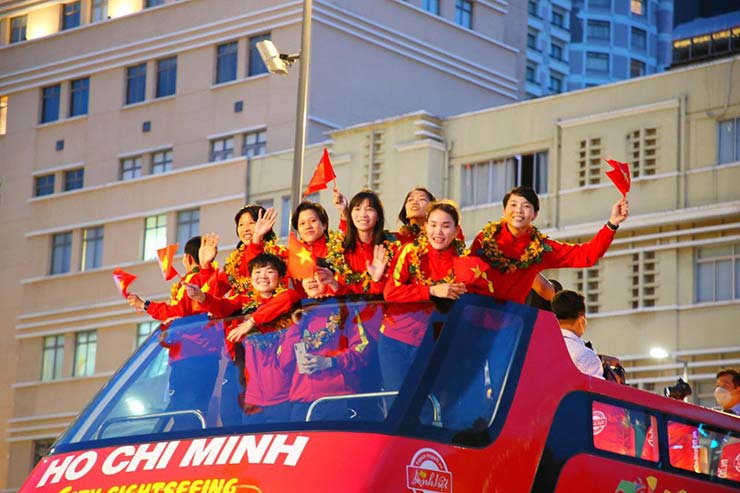 Các nữ cầu thủ gương mặt rạng rỡ
trong giây phút diễu hành