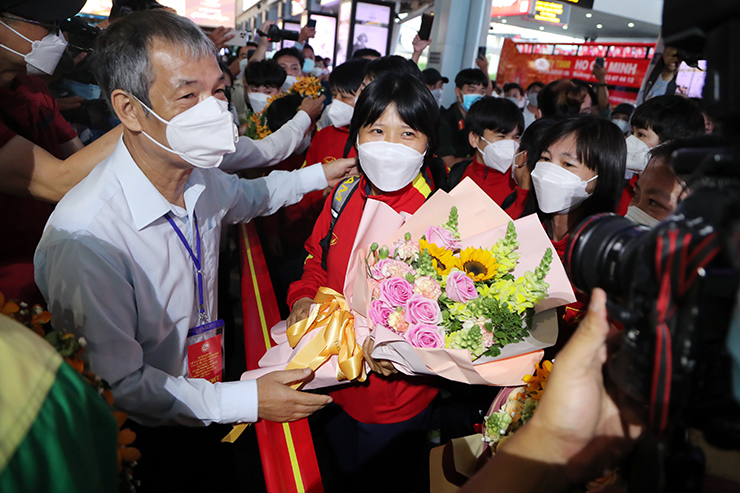 Tổng cộng có đến 11 thành viên ĐT nữ
Việt Nam ở "chiến dịch" World Cup thuộc biên chế CLB TP.HCM, trong
đó có 2 thành viên ban huấn luyện và 9 cầu thủ