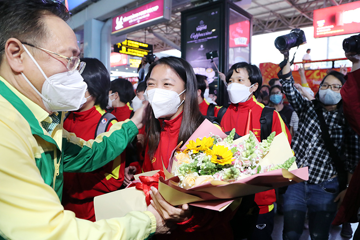 Ông Mai
Bá Hùng, Phó Giám đốc Sở Văn Hoá, Thể thao TP.HCM tặng hoa chúc
mừng Huỳnh Như và đồng đội