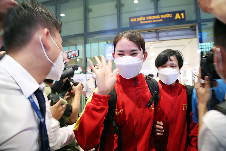 Chương Thị Kiều và đồng đội xuất hiện
ở cửa ra ga quốc nội sân bay Tân Sơn Nhất trong sự chào đón nồng
nhiệt của đông đảo giới truyền thông, người hâm mộ