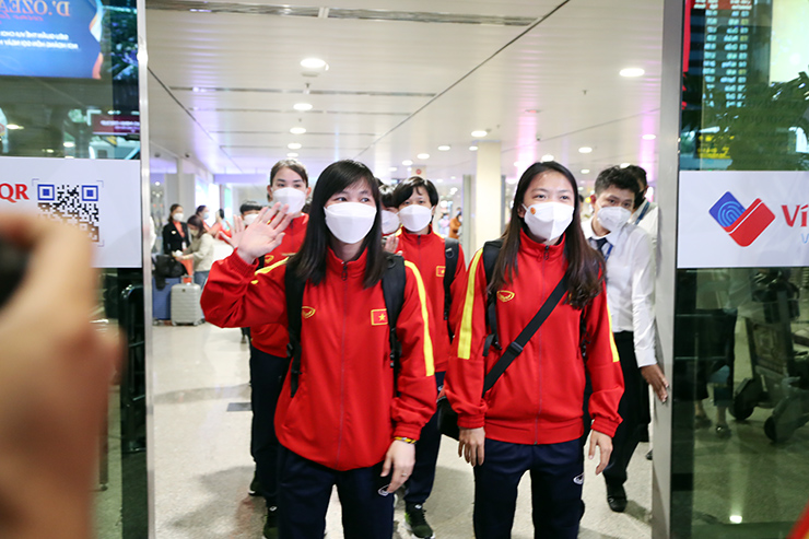 Khoảng 17h05 chiều ngày 11/2, chuyến
bay đưa nhóm tuyển thủ nữ Việt Nam thuộc biên chế CLB TP.HCM đã về
đến sân bay Tân Sơn Nhất