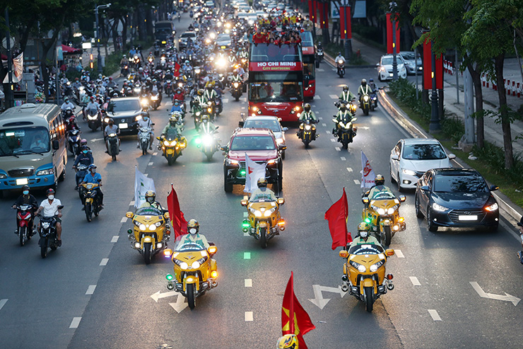 TP.HCM bố trí 3 chiếc xe buýt 2 tầng
cùng đoàn xe mô-tô thể thao hoành tráng để đón những người hùng
World Cup trở về