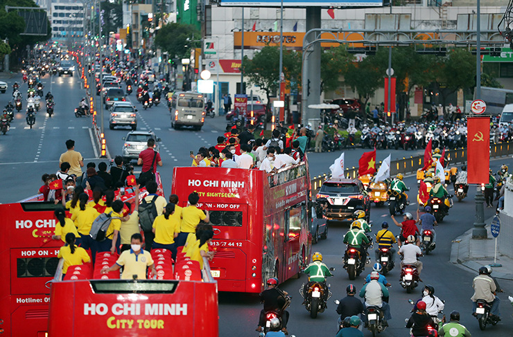 Đoàn diễu hành đón các tuyển thủ nữ
Việt Nam thu hút sự chú ý của đông đảo người dân TP.HCM
