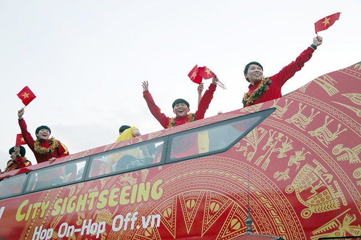 Các tuyển thủ nữ Việt Nam nhanh chóng
lên xe buýt 2 tầng để diễu hành từ sân bay Tân Sơn Nhất về tượng
đài Chủ tịch Hồ Chí Minh trước khu vực UBND TP.HCM