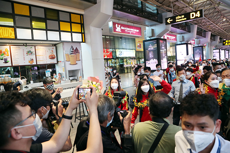 Sự xuất
hiện của những người hùng World Cup của ĐT nữ Việt Nam gây "náo
loạn" sân bay Tân Sơn Nhất