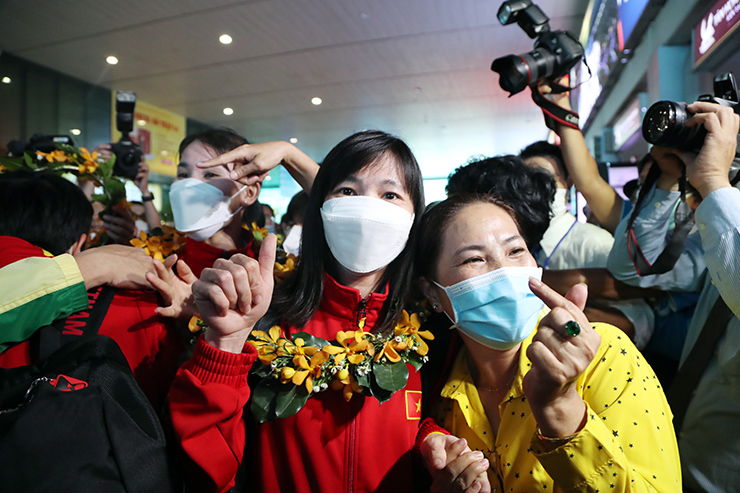 Tuyển thủ
Thuỳ Trang trong vòng tay của người thân và người hâm mộ có mặt ở
sân bay Tân Sơn Nhất