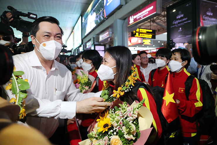 Phó chủ
tịch VFF Cao Văn Chóng cũng có mặt để chia vui cùng nhóm cầu thủ
của CLB TP.HCM