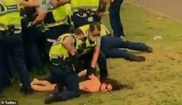 Cô gái khỏa thân bị cảnh sát New Zealand khống chế.