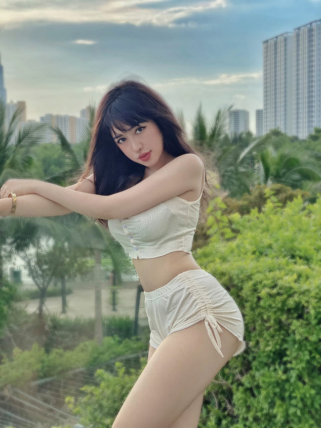 Lê Trúc Quỳnh (sinh năm 1999, Đồng Nai) là hot girl khá nổi trên mạng xã hội Instagram. 
