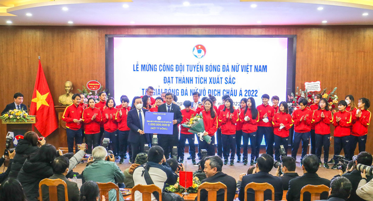 Đội tuyển nữ Việt Nam nhận được nhiều quà tặng, tiền thưởng ở lễ mừng công sáng 11/2