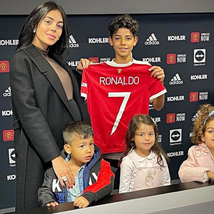 Georgina Rodriguez dự buổi lễ ký kết hợp đồng của&nbsp;Ronaldo Jr