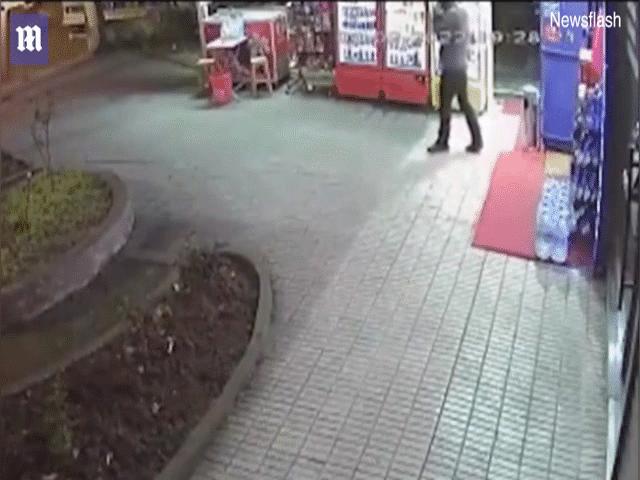 Thế giới - Video: Đất dưới chân bất ngờ sụt xuống, người đàn ông mất hút vào lòng đất