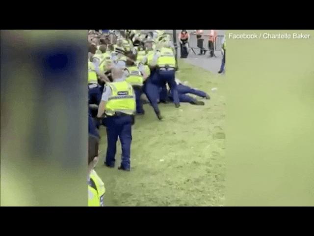Thế giới - Video: Cô gái khỏa thân bị cảnh sát New Zealand nắm tóc lôi ra khỏi đám đông biểu tình